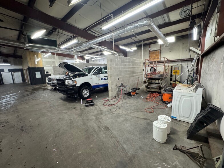 More Photos Of 2370 Covington Cv, Memphis Auto Repair For Lease