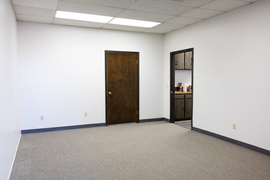 More Photos Of 115 W 1st St, Dumas Medical For Lease