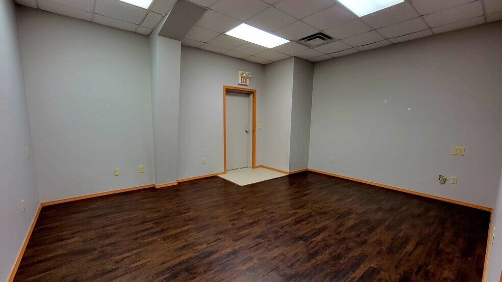 More Photos Of 330 S Mill St, Pryor Office For Sale
