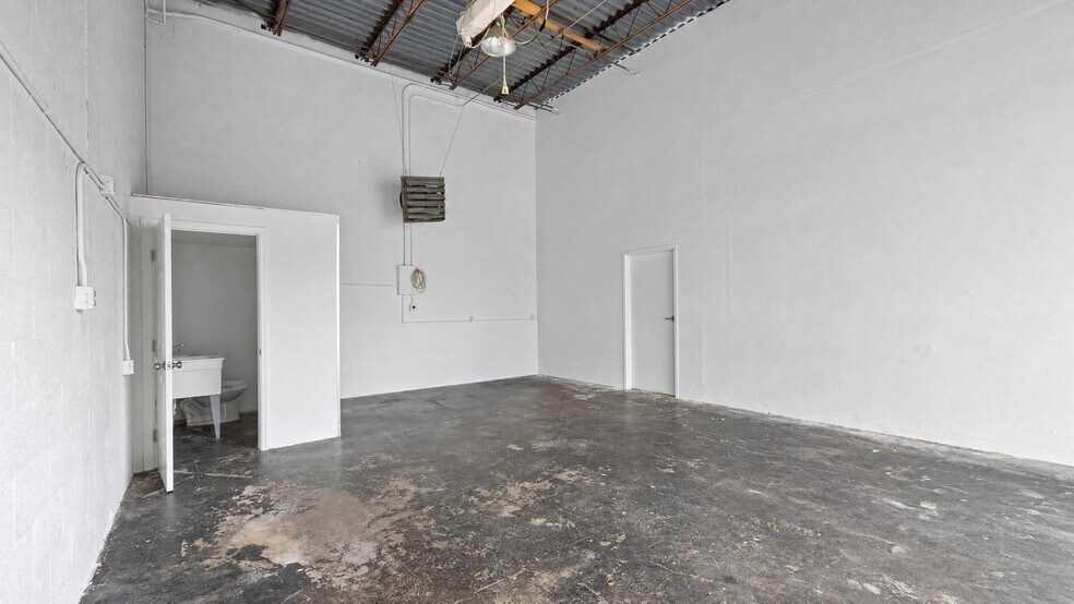 More Photos Of 125 SE 3rd St, Deerfield Beach Flex For Lease