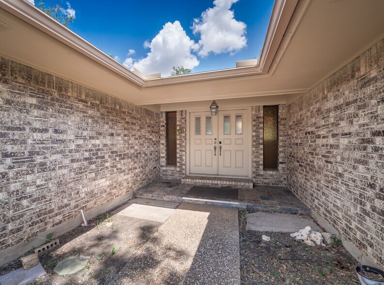 More Photos Of 1702 Lone Oak Dr, Leander Flex For Sale