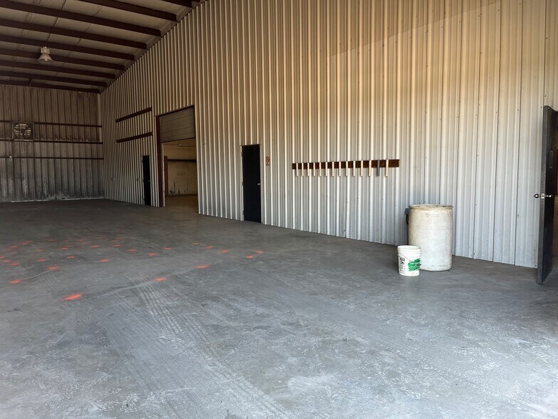 More Photos Of 2009 Hatfield Rd, Pearland Warehouse For Lease