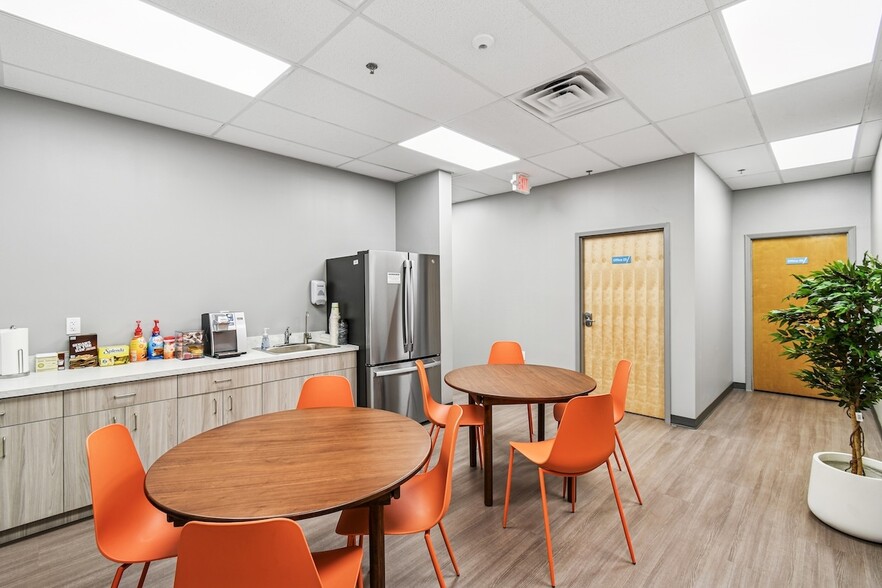 More Photos Of 1255 La Quinta Dr, Orlando Warehouse For Lease