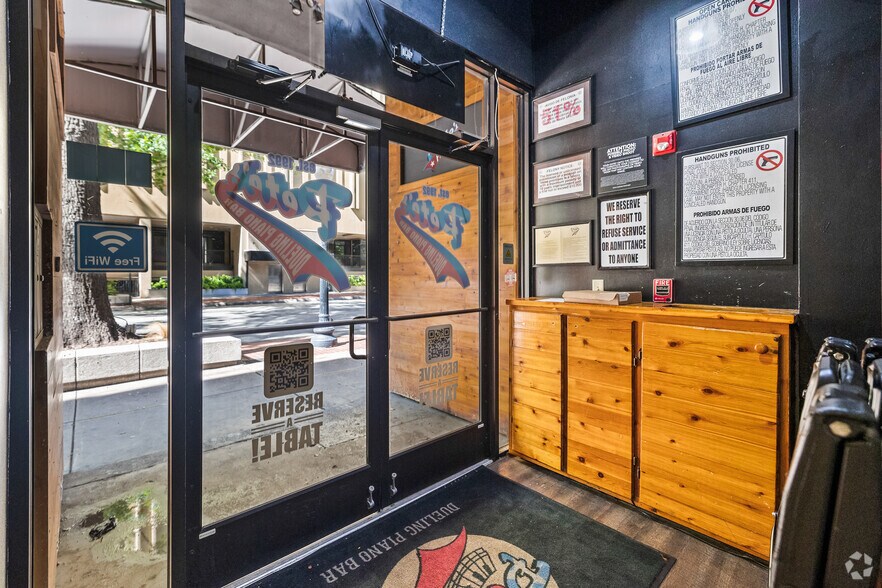 More Photos Of 611 Houston St, Fort Worth Bar For Lease