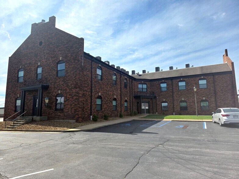More Photos Of 225 S Main St, O'Fallon Office For Lease