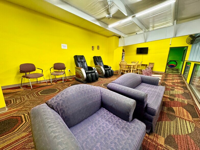 More Photos Of 2509 S 1st St, Terre Haute Showroom For Sale