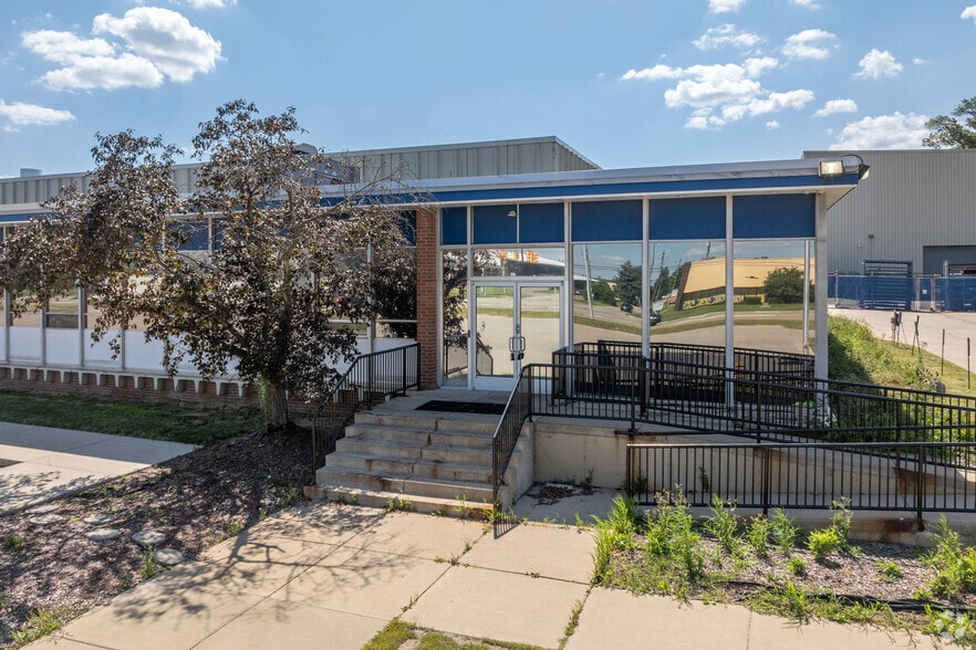 More Photos Of 12001 Farmington Rd, Livonia Warehouse For Lease