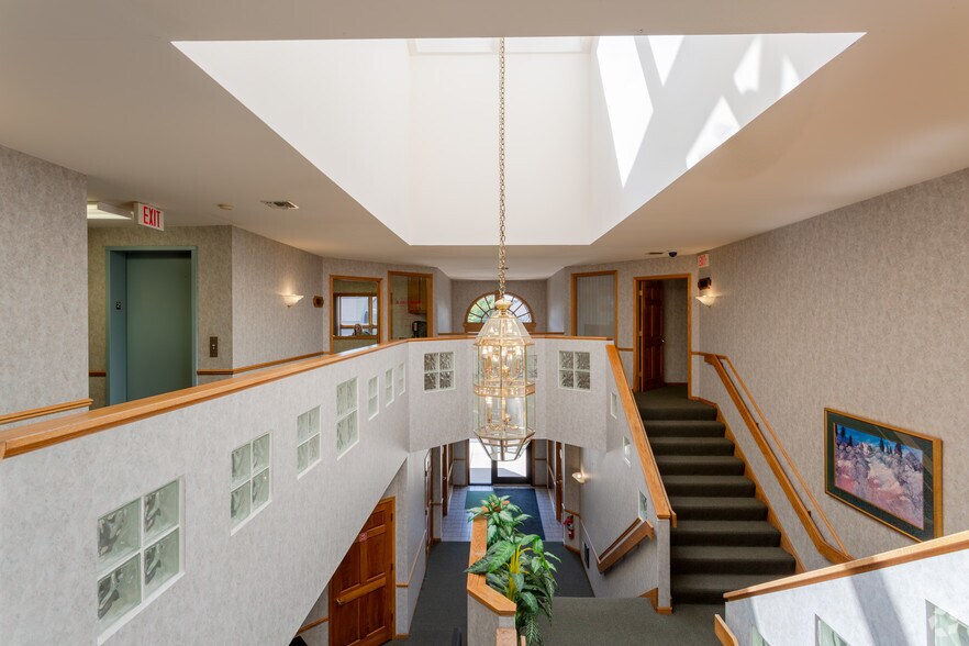 More Photos Of 1001 W Glen Oaks Ln, Mequon Office For Lease