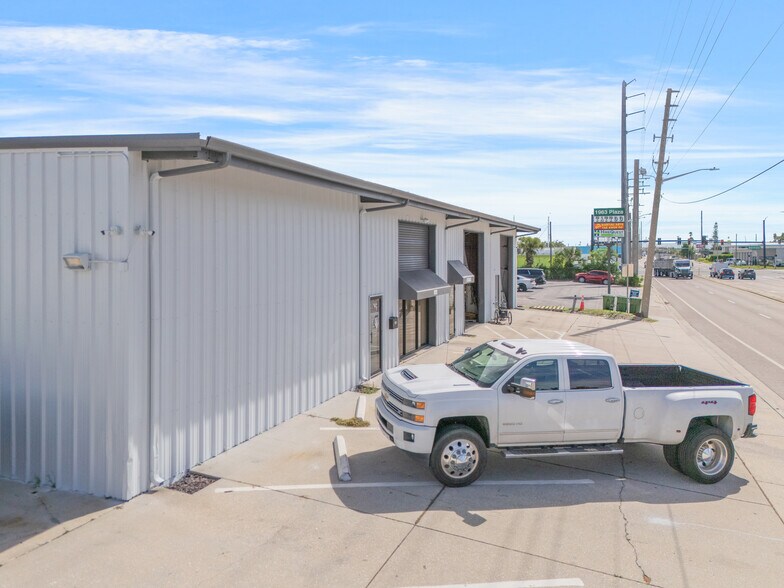 More Photos Of 1925 12th St, Sarasota Light Manufacturing For Lease