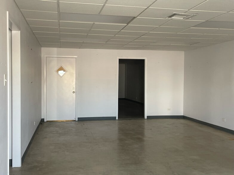 More Photos Of 2118 Mannix Dr, San Antonio Showroom For Sale