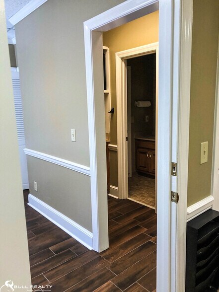 More Photos Of 200 Market Pl, Roswell Office Residential For Lease