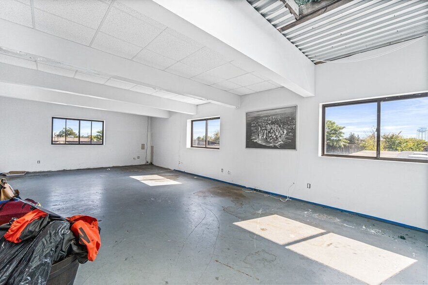 More Photos Of 75 Windsor Ave, Mineola Warehouse For Sale