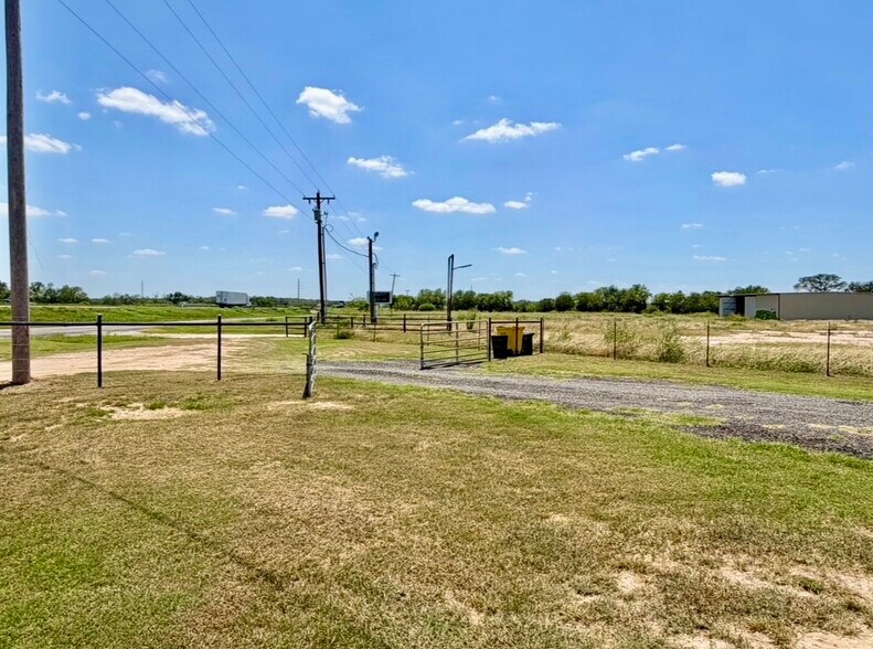 More Photos Of 14951 Interstate 35 Expy, Moore Flex For Sale