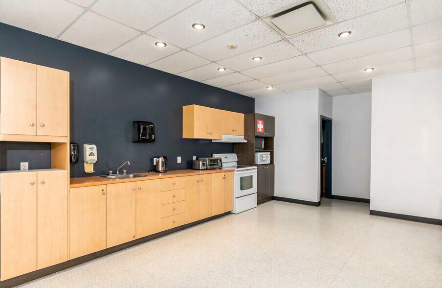 More Photos Of 3365-3367 Sainte-Anne Boul, Québec Office For Sale