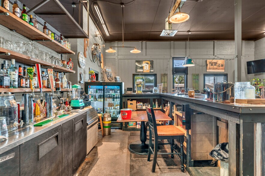 More Photos Of 601 Arizona Ave, Holton General Retail For Sale