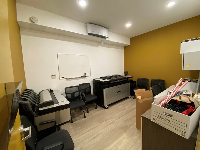More Photos Of 17942-17944 Ventura Blvd, Encino Storefront Retail Office For Lease