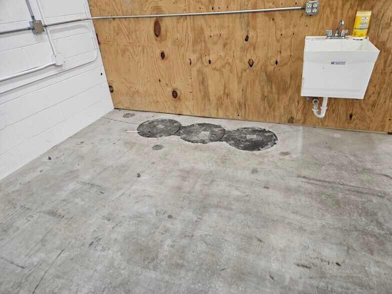 More Photos Of 1299 Leah Rd, Morris Warehouse For Lease