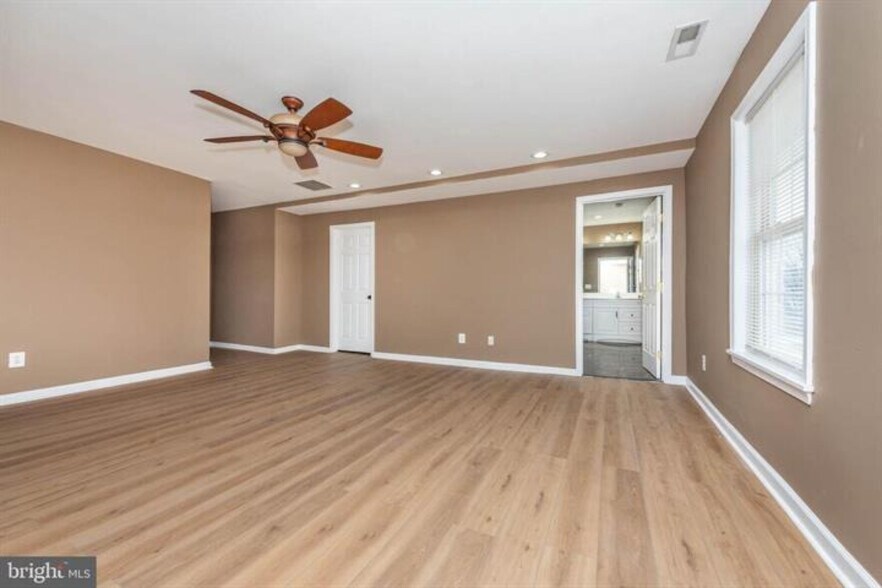 More Photos Of 4021 Barrington Rd, Baltimore Flex For Sale
