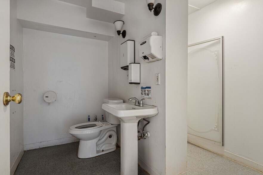 More Photos Of 942-944 W Huron St, Chicago General Retail For Sale