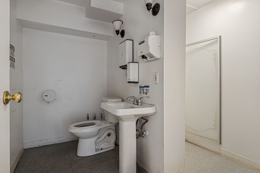 More Photos Of 944 W Huron St, Chicago Office Residential For Lease