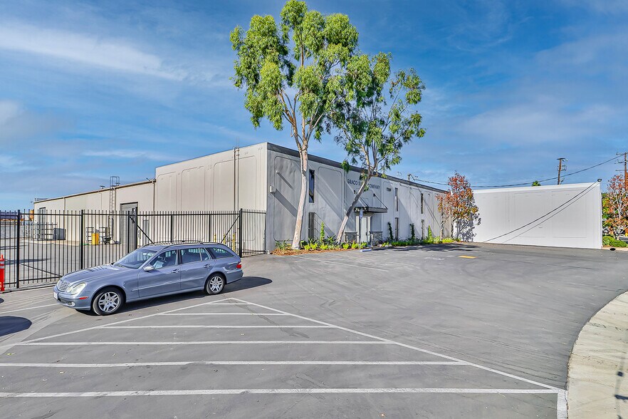 More Photos Of 7103 Fair Ave, North Hollywood Warehouse For Lease