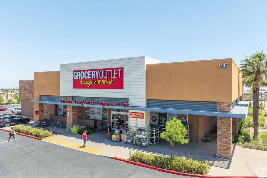 Primary Photo Of 1145 Renaissance Pky, Rialto Supermarket For Lease