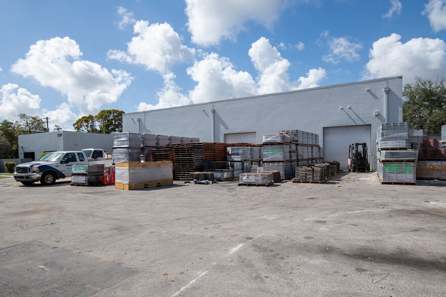 More Photos Of 2361 NW 22nd St, Pompano Beach Warehouse For Lease
