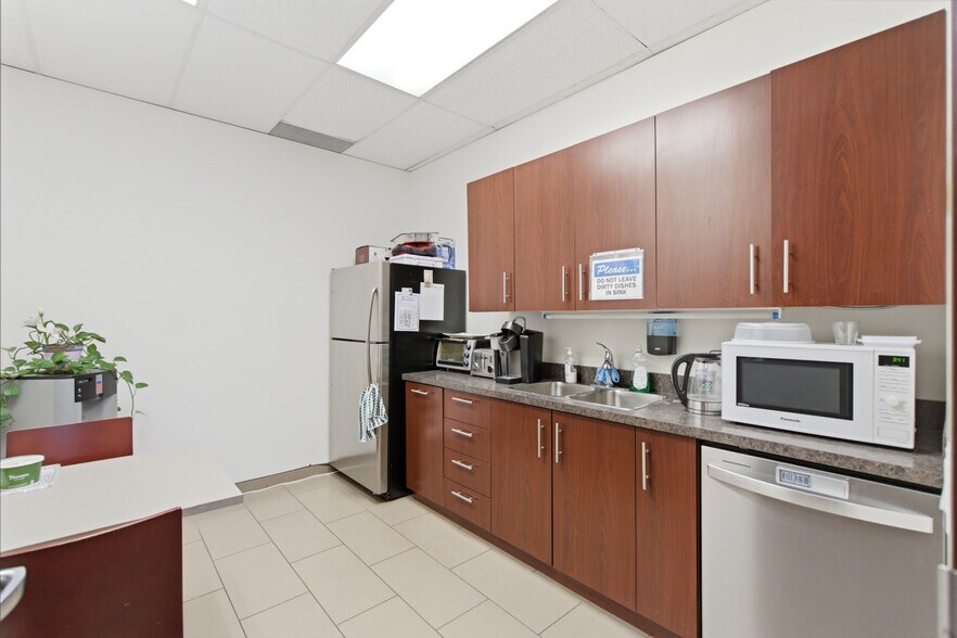 More Photos Of 17 King St E, Oshawa Storefront Retail Office For Lease