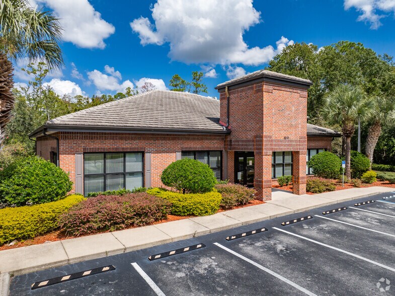 Primary Photo Of 4949 Ridgemoor Blvd, Palm Harbor Bank For Lease