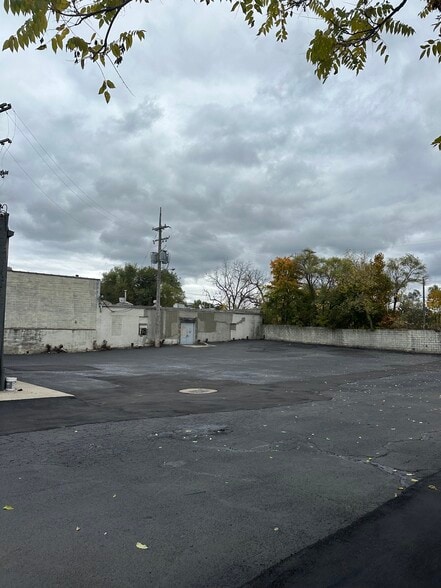 More Photos Of 398 Auburn Rd, Pontiac Warehouse For Lease