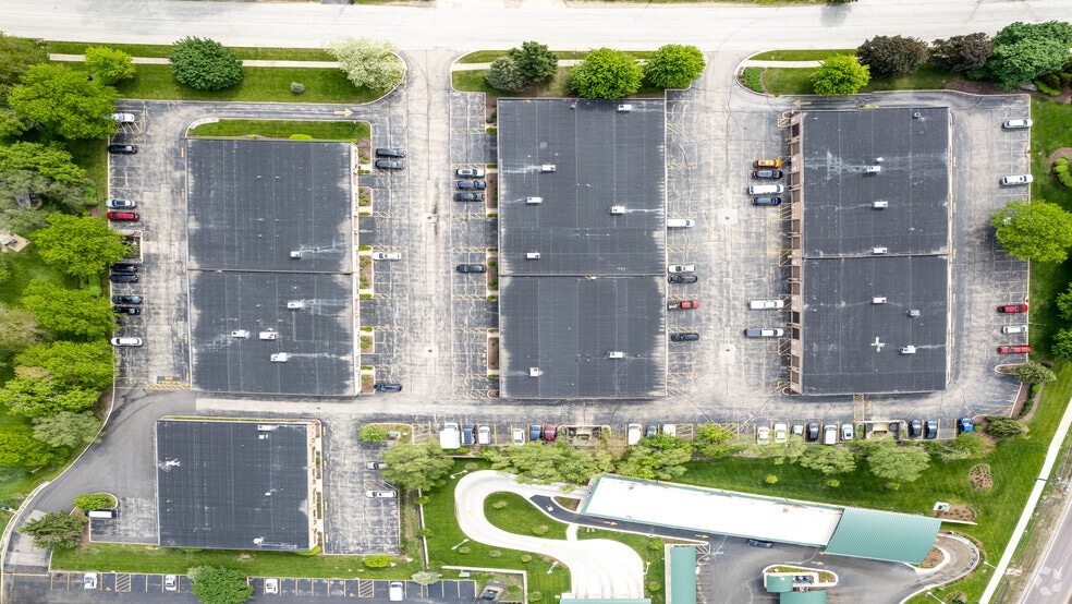 More Photos Of 820-840 W Lake St, Roselle Warehouse For Lease