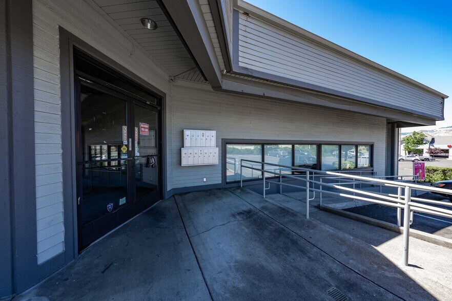 More Photos Of 2345 Ashland St, Ashland Freestanding For Lease