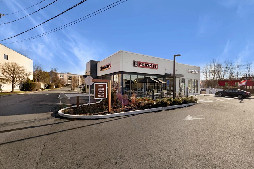 More Photos Of 81 Newtown Rd, Danbury Freestanding For Sale