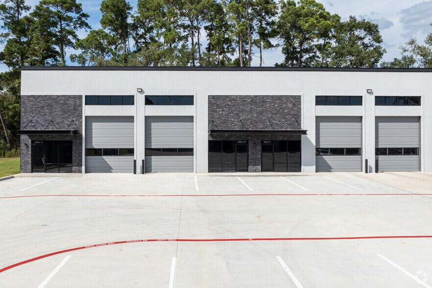 More Photos Of 23637 Gosling Rd, Spring Showroom For Lease