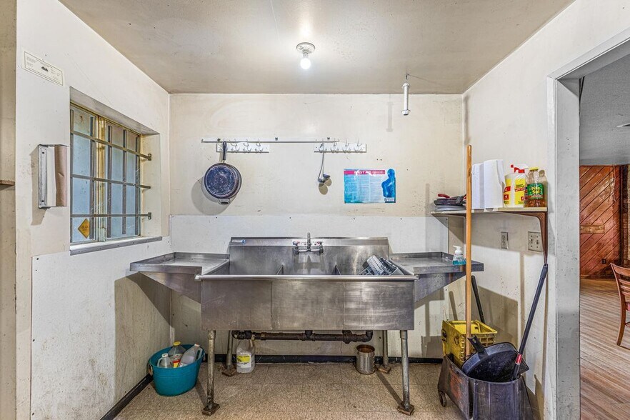 More Photos Of 18097 Redwood Hwy, Selma Restaurant For Sale