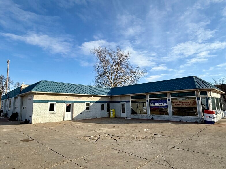 More Photos Of 400 Center St, Marysville Service For Sale
