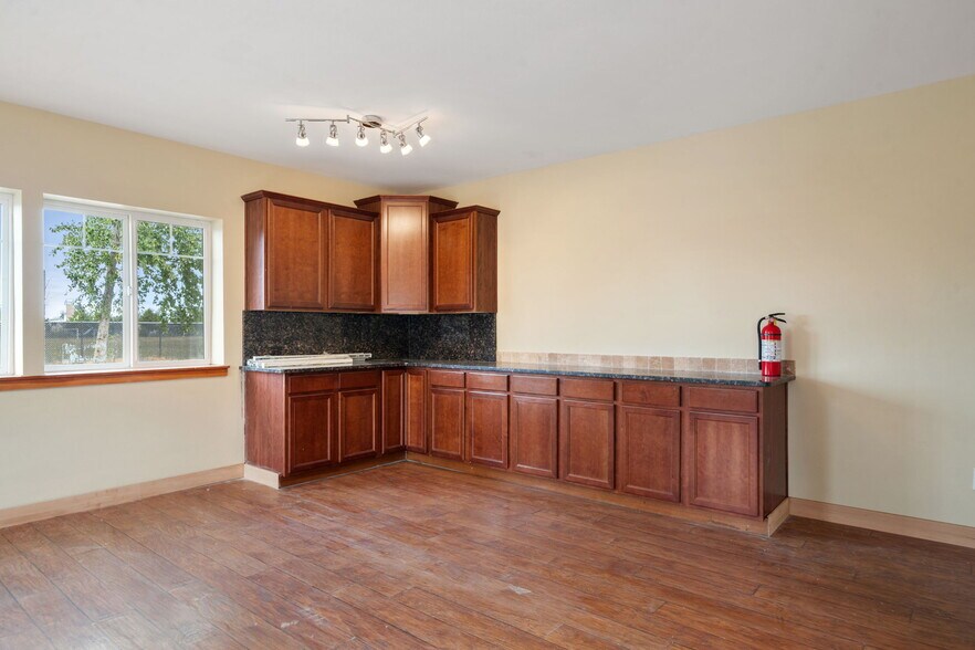 More Photos Of 261043 101 Hwy, Sequim Office For Lease