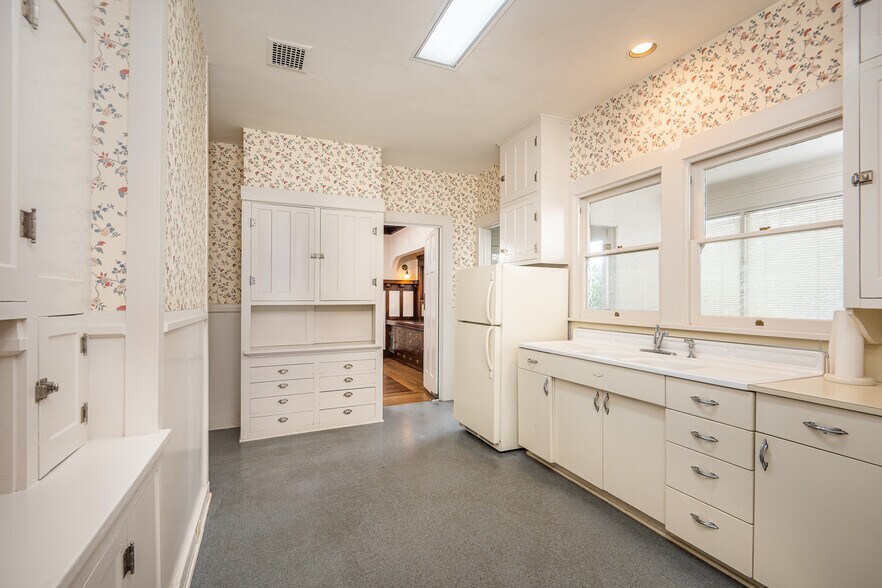 More Photos Of 990 W 7th Ave, Eugene Office For Sale