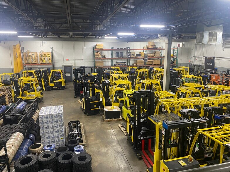 More Photos Of N52W13821 Northpark Dr, Menomonee Falls Warehouse For Lease