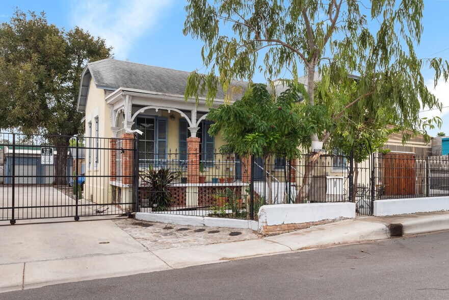 More Photos Of 828 E 15th St, Brownsville Office For Sale