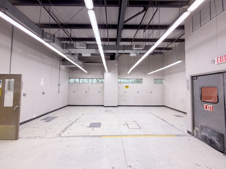 More Photos Of 10 County Line Dr, Cromwell Warehouse For Lease