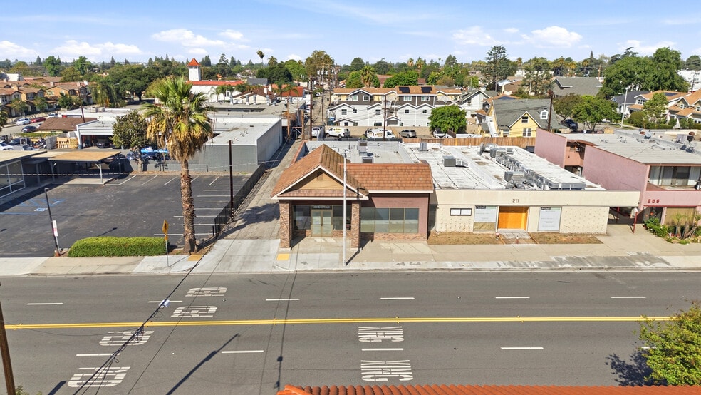 More Photos Of 215 S Citrus Ave, Covina Storefront For Lease