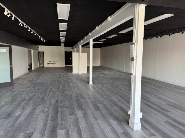 More Photos Of 22516 Ventura Blvd, Woodland Hills Freestanding For Sale