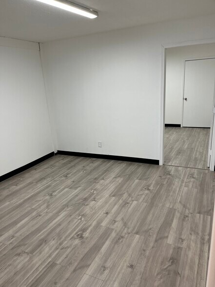 More Photos Of 15435 I-10 E, Channelview Showroom For Lease