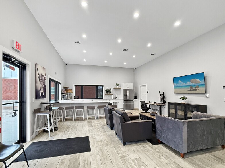 More Photos Of 204 S Main St, Woodward General Retail For Sale