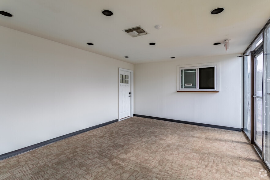 More Photos Of 2463-2469 Freedom Dr, San Antonio Light Distribution For Lease