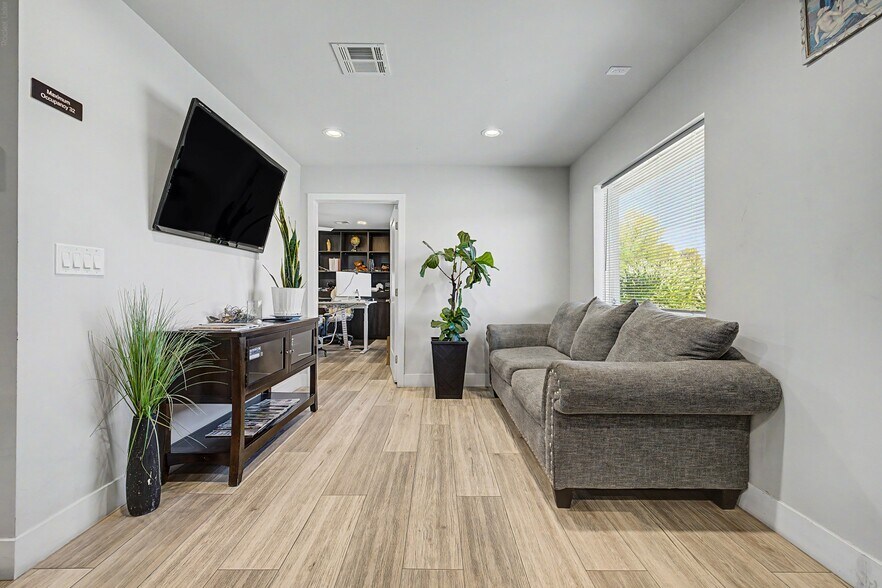 More Photos Of 6470 W Desert Inn Rd, Las Vegas Coworking Space