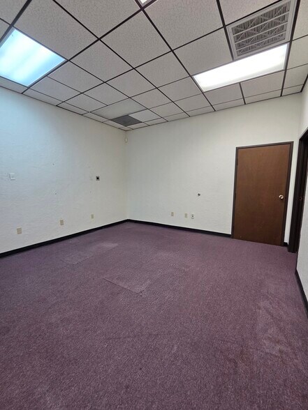 More Photos Of 2210 W Gore Blvd, Lawton Office For Lease