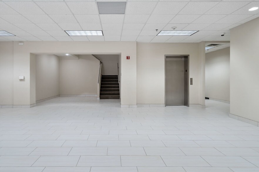 More Photos Of 3410 Midcourt Rd, Carrollton Showroom For Lease