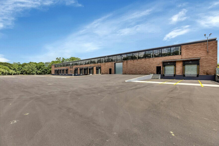 More Photos Of 45 Ranick Rd, Hauppauge Warehouse For Lease